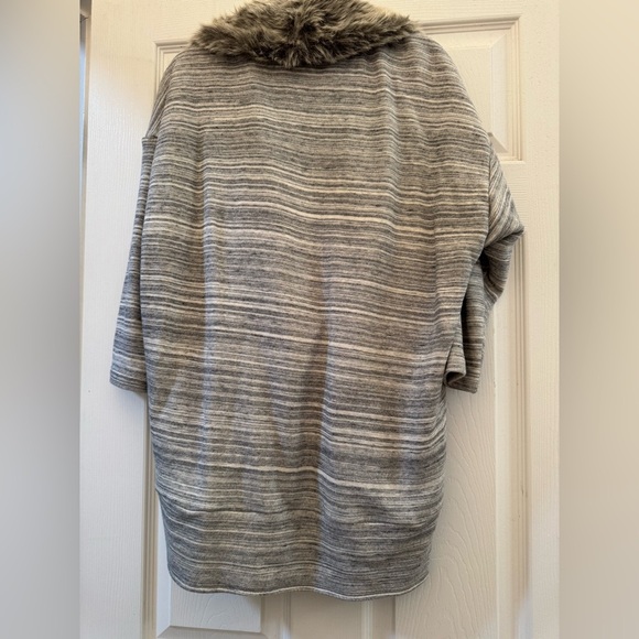 Armani cardigan cover up with fur medium - Picture 3 of 3